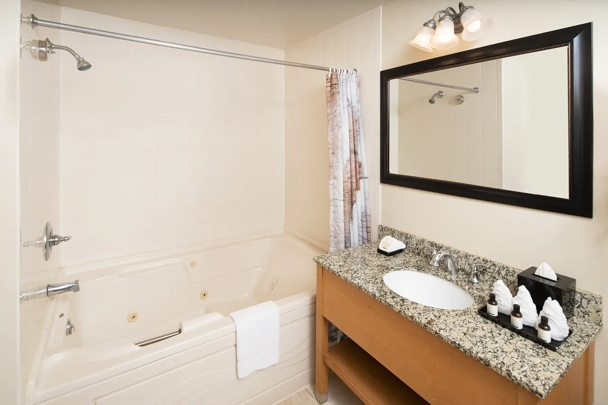 Image of Timber Ridge Lodge & Waterpark with hot tub in room